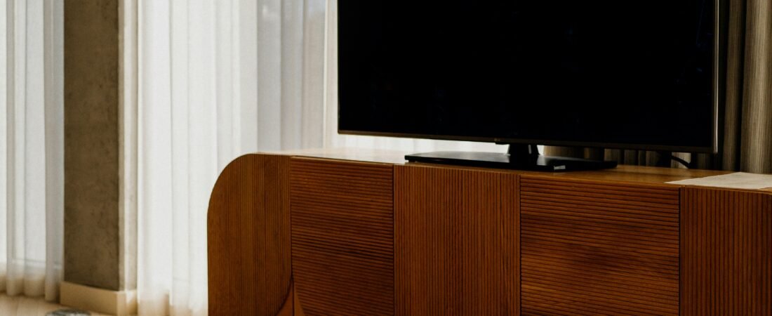 Meubles TV en Noyer : Conseils pour Bien Choisir